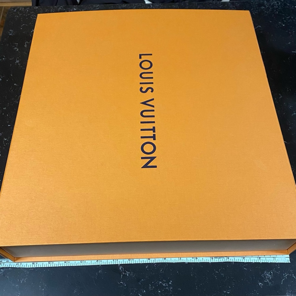 Large empty Louis Vuitton box - Picture 1 of 4